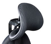 Nahaufnahme der Kopfstütze eines ergonomischen Drehstuhls aus schwarzem Netzstoff, seitliche Perspektive