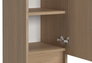 Close-up van een open houten midikast met twee planken en een deur met metalen scharnier, gezien vanaf de zijkant
