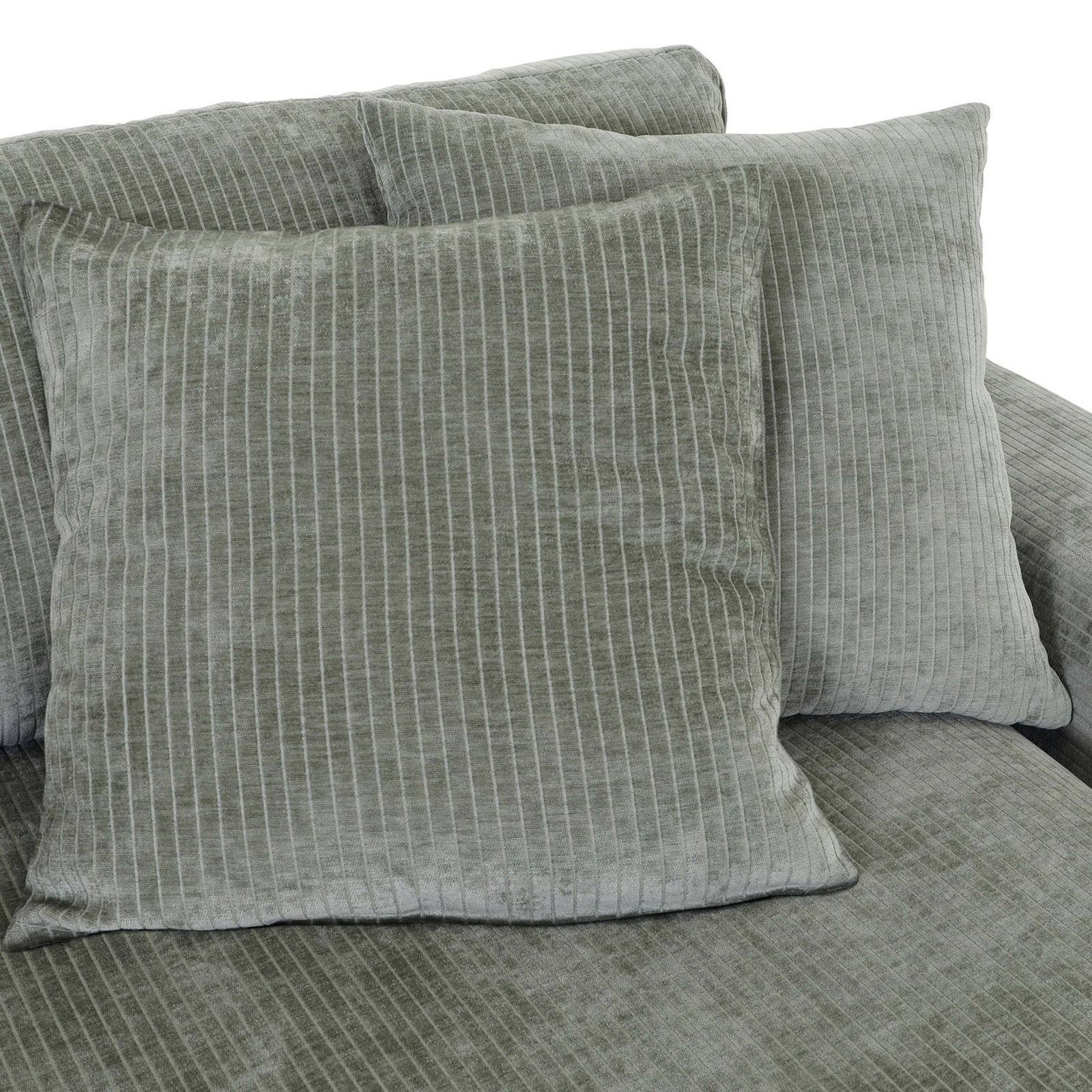 Nahaufnahme von zwei gestreiften, grauen Kissen auf einem Ecksofa, Perspektive von oben.