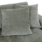 Nahaufnahme von zwei gestreiften, grauen Kissen auf einem Ecksofa, Perspektive von oben.