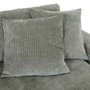 Nahaufnahme von zwei gestreiften, grauen Kissen auf einem Ecksofa, Perspektive von oben.