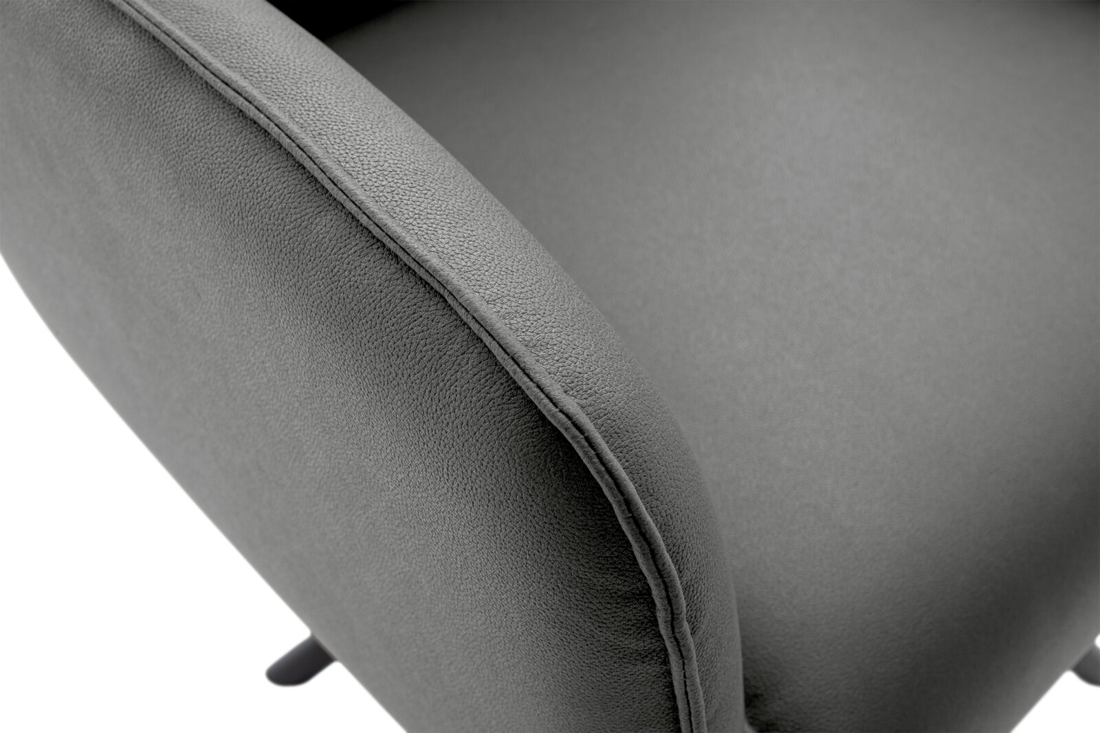 Detailaanzicht van opzij en iets van boven van een grijze, zacht beklede fauteuil met afgeronde armleuning en sierbies