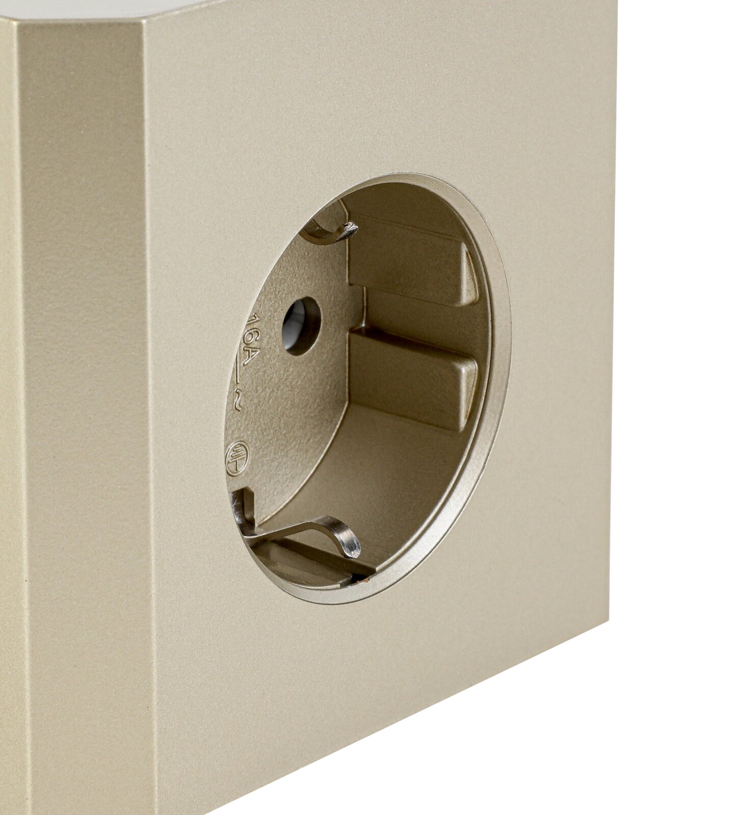 Close-up van een stopcontactblok in beige, gezien vanaf de zijkant