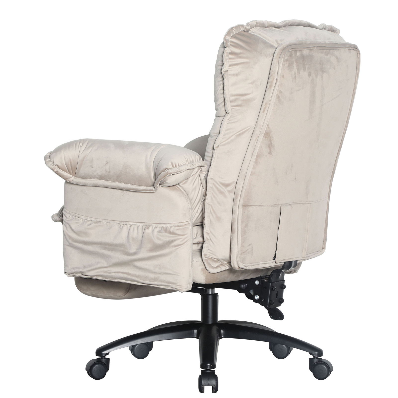 Beiger Chefsessel mit gepolsterten Armlehnen und Rückenlehne, seitliche Perspektive