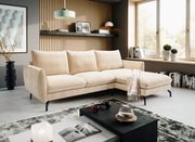 Beiges L-förmiges Ecksofa mit rechter Ottomane und schwarzen Metallfüßen in modernem Wohnzimmer, perspektivisch in schräger Frontansicht von links fotografiert.