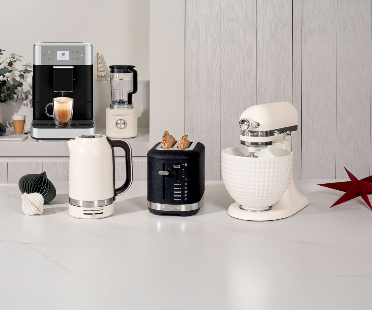 KitchenAid Küchenmaschine 4.7L Monochrome 5KSM156CXEPL ARTISAN Küchenmaschine, Wasserkocher, Toaster und Kaffeevollautomat in einer modernen Küche, seitliche Perspektive