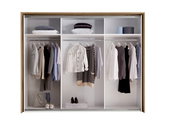 Offener Schwebetürenschrank mit Kleidung und Accessoires, frontale Ansicht