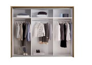 Offener Schwebetürenschrank mit Kleidung und Accessoires, frontale Ansicht