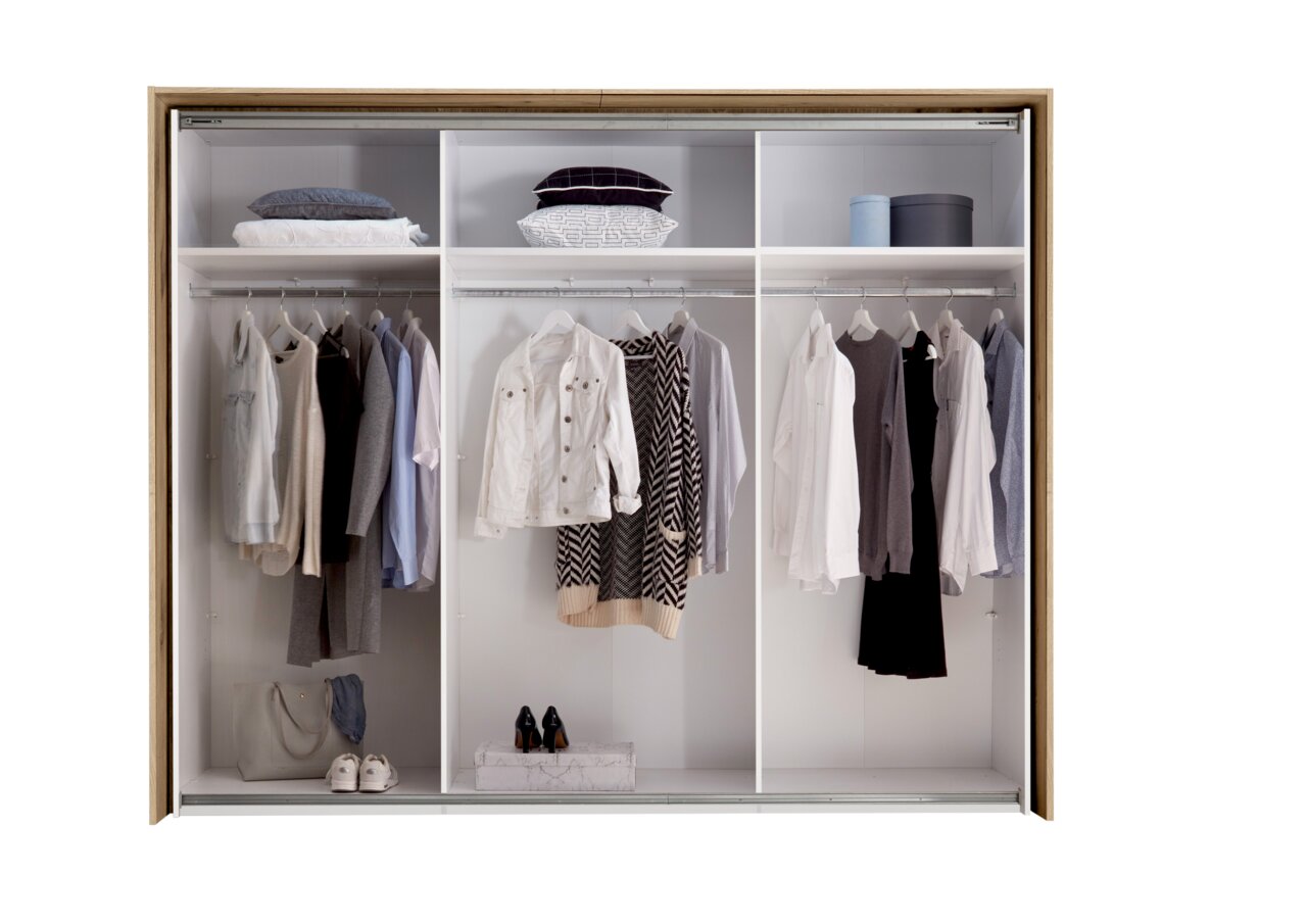 Offener Schwebetürenschrank mit Kleidung und Accessoires, frontale Ansicht
