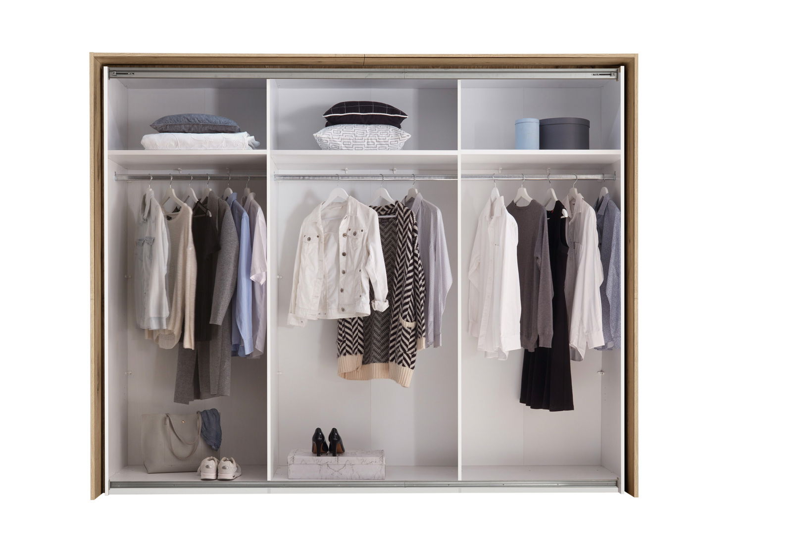 Offener Schwebetürenschrank mit Kleidung und Accessoires, frontale Ansicht