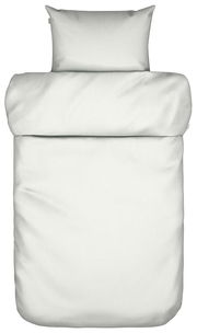 Bettwäsche-Set in Weiß, bestehend aus einem Kissenbezug und einem Bettdeckenbezug, aus der Vogelperspektive fotografiert.