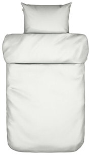 Bettwäsche-Set in Weiß, bestehend aus einem Kissenbezug und einem Bettdeckenbezug, aus der Vogelperspektive fotografiert.