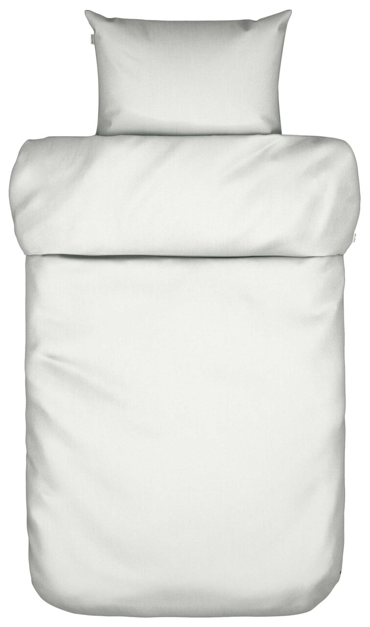 Bettwäsche-Set in Weiß, bestehend aus einem Kissenbezug und einem Bettdeckenbezug, aus der Vogelperspektive fotografiert.