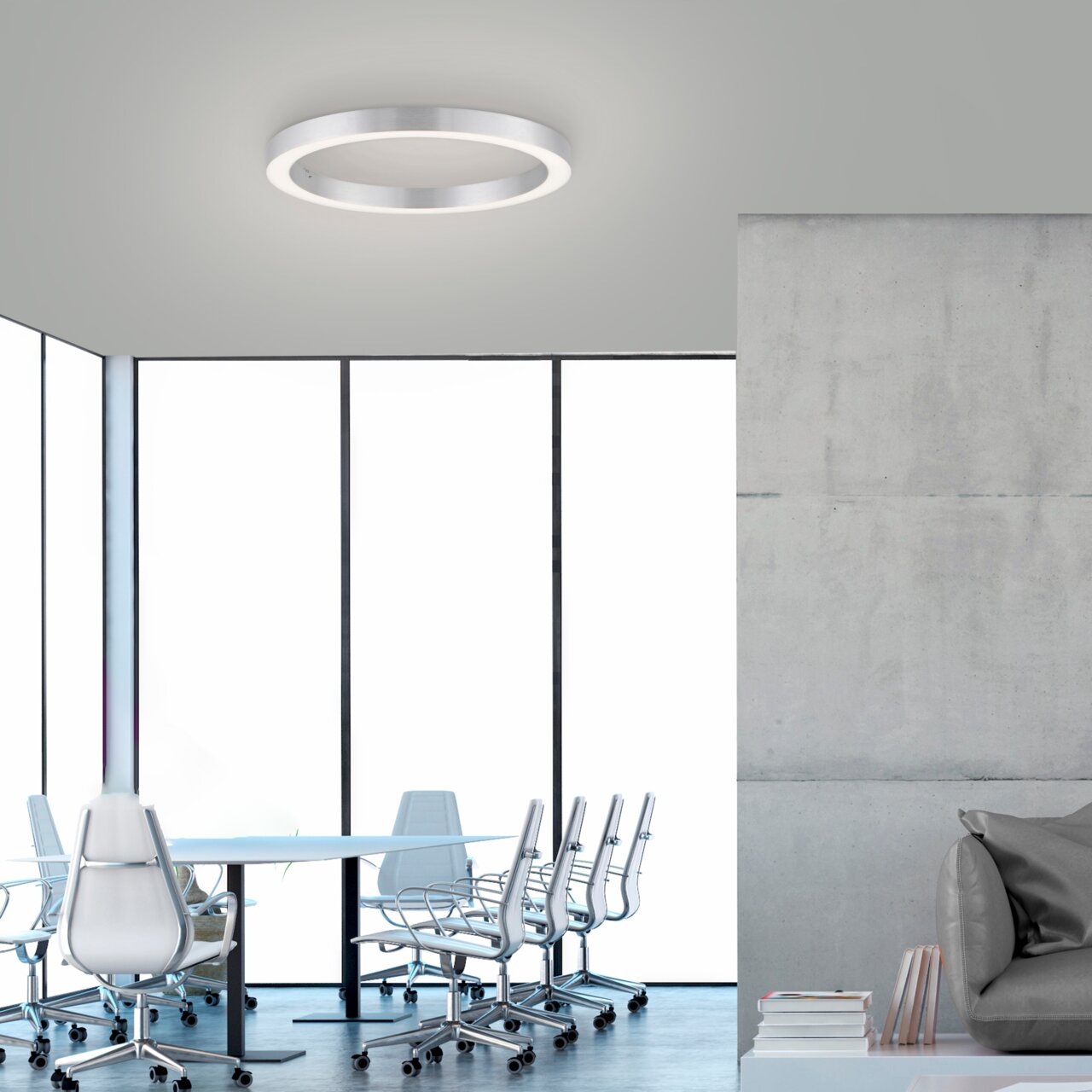 Moderne runde Deckenleuchte in einem minimalistischen Büro, seitliche Perspektive