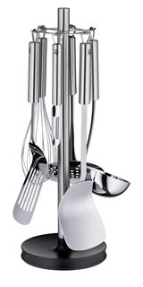 Küchenhelfer-Set Profi 7-tlg. aus Edelstahl, bestehend aus verschiedenen Utensilien wie Schöpflöffel, Schneebesen und Pfannenwender, auf einem Ständer präsentiert. Frontalansicht.
