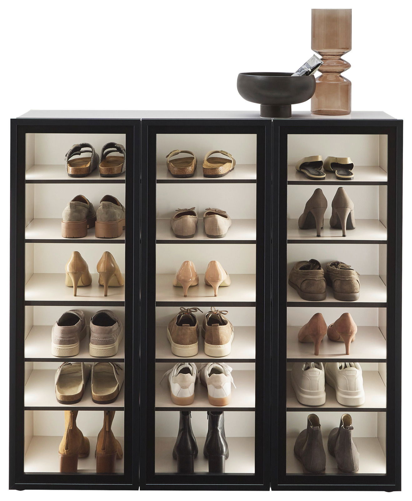 Schuhschrank-Vitrine mit drei Abschnitten, gefüllt mit verschiedenen Schuhen, aus der Frontalperspektive.