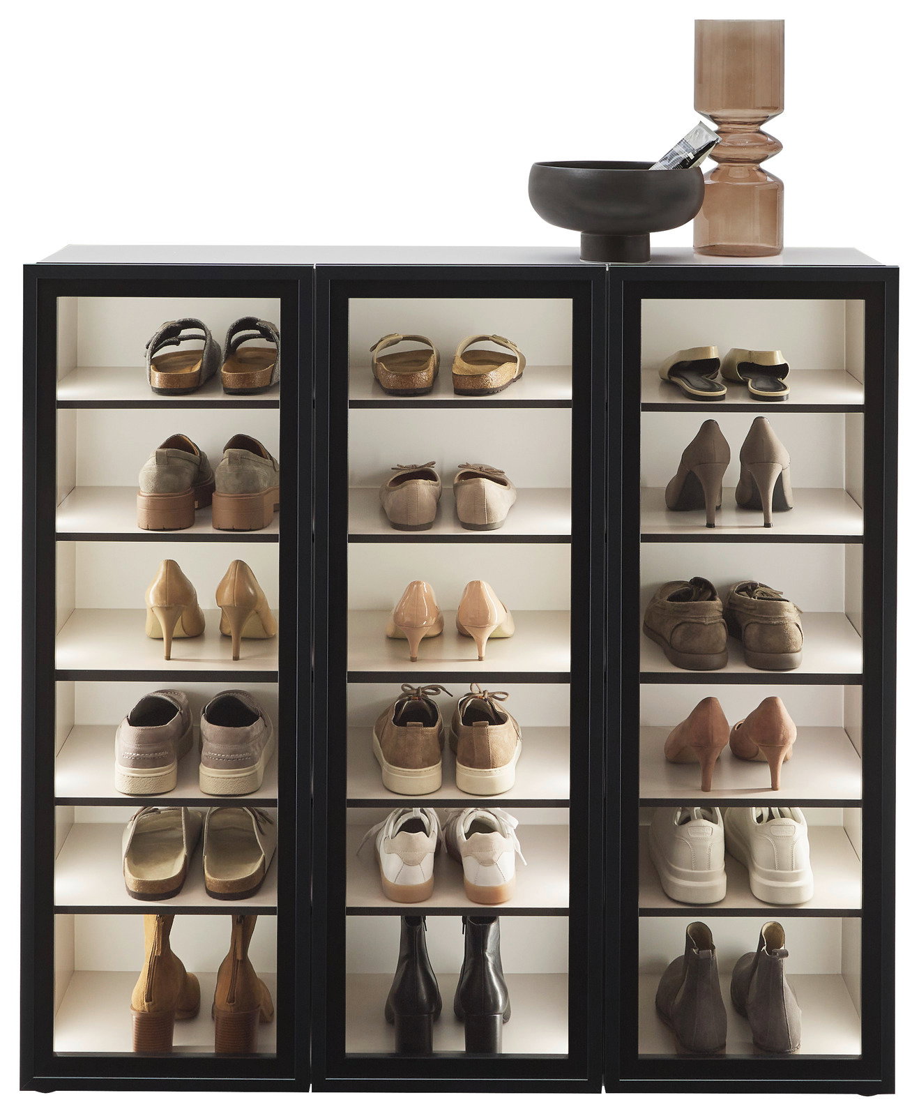 Schuhschrank-Vitrine mit drei Abschnitten, gefüllt mit verschiedenen Schuhen, aus der Frontalperspektive.