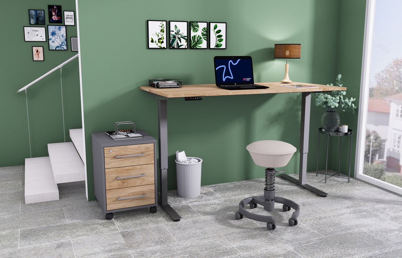 Moderner E-Schreibtisch in einem stilvollen Büro mit grüner Wand, Rollcontainer und ergonomischem Hocker, seitliche Perspektive.