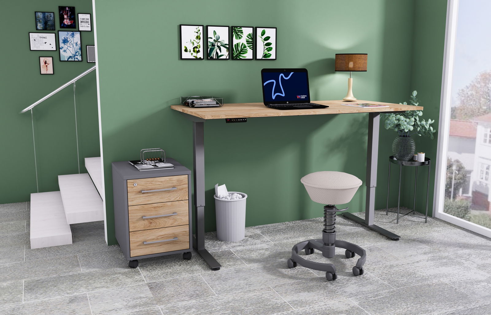 Moderner E-Schreibtisch in einem stilvollen Büro mit grüner Wand, Rollcontainer und ergonomischem Hocker, seitliche Perspektive.
