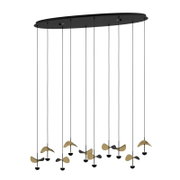 Mehrflammige Designer-Pendelleuchte in Schwarz mit ovalem Deckenbaldachin und mehreren hängenden Leuchtenelementen in Gold/Schwarz, frontal in leichter Untersicht dargestellt