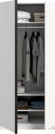 Offener Kleiderschrank in Weiß mit Kleiderstange und Regalböden, mit hängenden Oberteilen, gefalteten Textilien und Aufbewahrungsboxen, Frontansicht leicht seitlich von links.