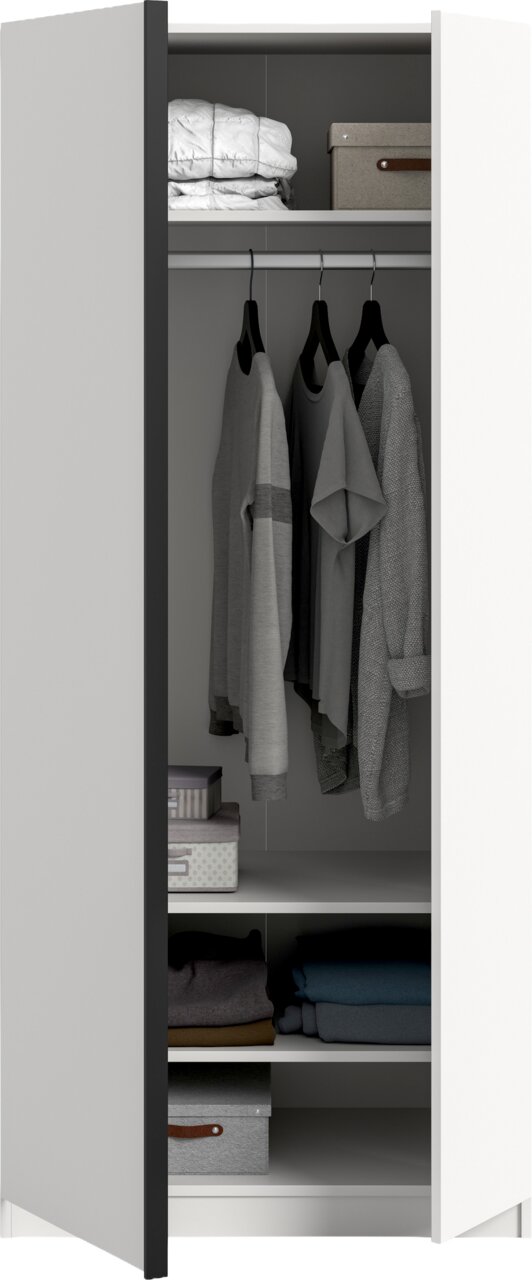 Offener Kleiderschrank in Weiß mit Kleiderstange und Regalböden, mit hängenden Oberteilen, gefalteten Textilien und Aufbewahrungsboxen, Frontansicht leicht seitlich von links.