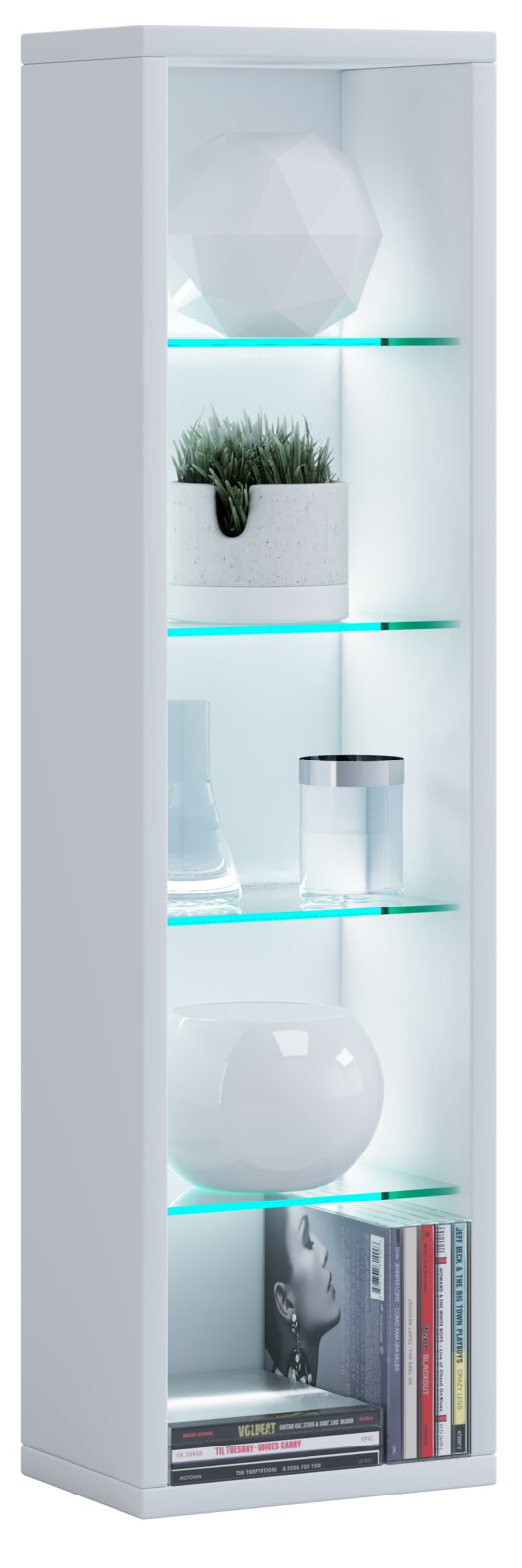 Schmale weiße Vitrine/Regal mit Glasböden und türkisfarbenen Kanten, bestückt mit Dekoobjekten und Büchern, in leicht schräger Frontansicht
