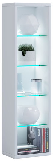 Schmale weiße Vitrine/Regal mit Glasböden und türkisfarbenen Kanten, bestückt mit Dekoobjekten und Büchern, in leicht schräger Frontansicht