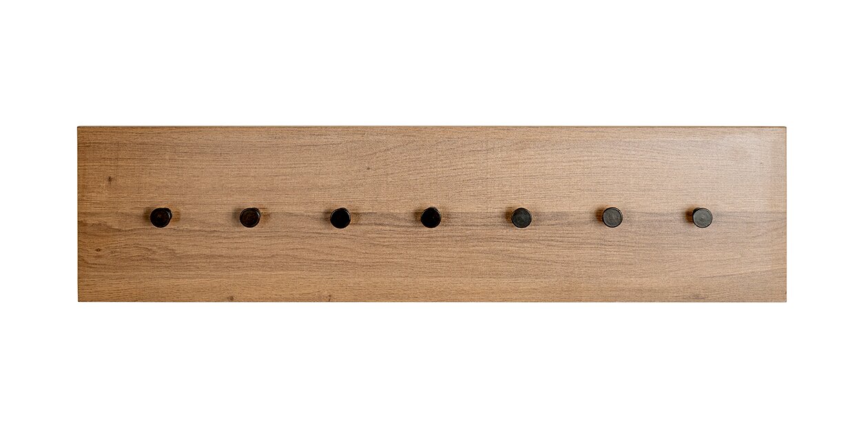 Rechteckige Garderobenleiste aus Holz mit sieben schwarzen Metallhaken, Frontalansicht vor weißem Hintergrund.