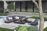 Moderne Gartenmöbel-Lounge mit Ecksofa, Sesseln und Kaffeetischen auf einer Terrasse, seitliche Perspektive