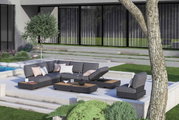 Moderne tuinmeubelset met hoekbank, fauteuils en salontafels op een terras, zijaanzicht