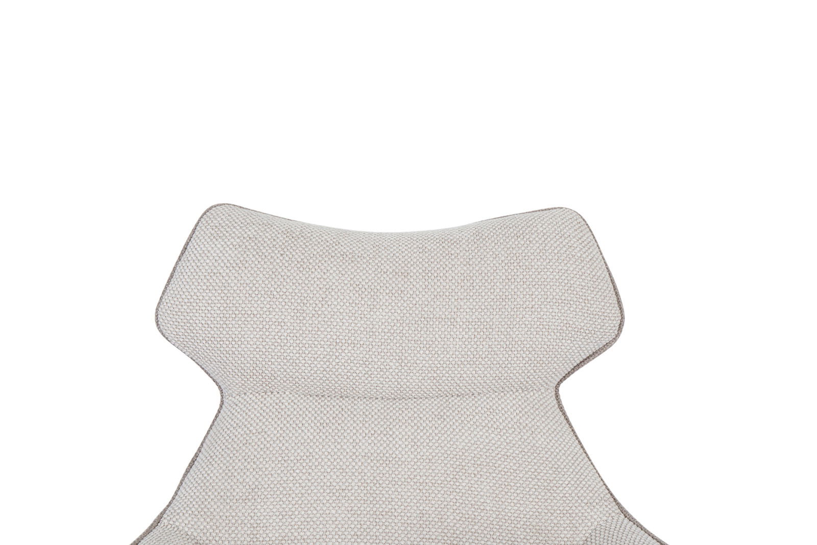 Vorderansicht eines modernen Armlehnstuhls mit hellgrauem Stoffbezug und ergonomisch geformter Rückenlehne.