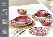 Tellerset 16-tlg. in Burgund mit dekorativem Muster, aus Porzellan, geeignet für Mikrowelle und Spülmaschine, aus der Vogelperspektive fotografiert.
