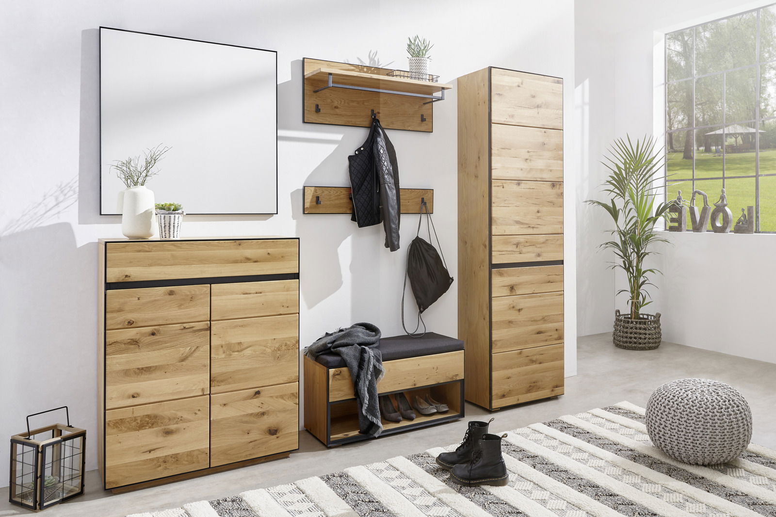 Linea Natura Garderobenschrank rechts KELIO MAX Moderner Flur mit Garderobenmöbeln aus Holz in natürlicher Optik, bestehend aus einem hohen Schrank, einer Garderobenbank, einem Spiegel und einem Schuhschrank. Perspektive von vorne.