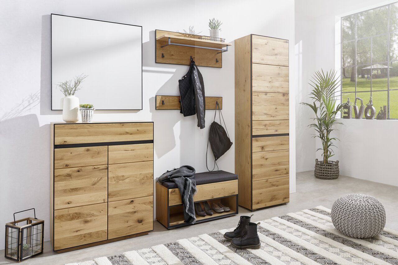 Moderner Flur mit Garderobenmöbeln aus Holz in natürlicher Optik, bestehend aus einem hohen Schrank, einer Garderobenbank, einem Spiegel und einem Schuhschrank. Perspektive von vorne.