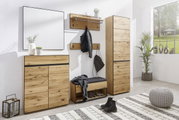 Moderner Flur mit Garderobenmöbeln aus Holz in natürlicher Optik, bestehend aus einem hohen Schrank, einer Garderobenbank, einem Spiegel und einem Schuhschrank. Perspektive von vorne.