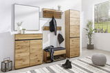 Moderner Flur mit Garderobenmöbeln aus Holz in natürlicher Optik, bestehend aus einem hohen Schrank, einer Garderobenbank, einem Spiegel und einem Schuhschrank. Perspektive von vorne.