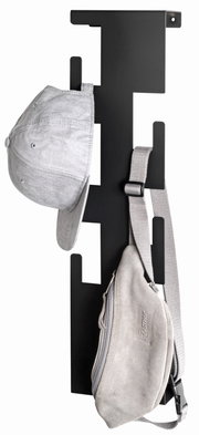 Schwarze Wandgarderobe mit Haken, darauf eine graue Kappe und eine graue Umhängetasche, seitliche Perspektive