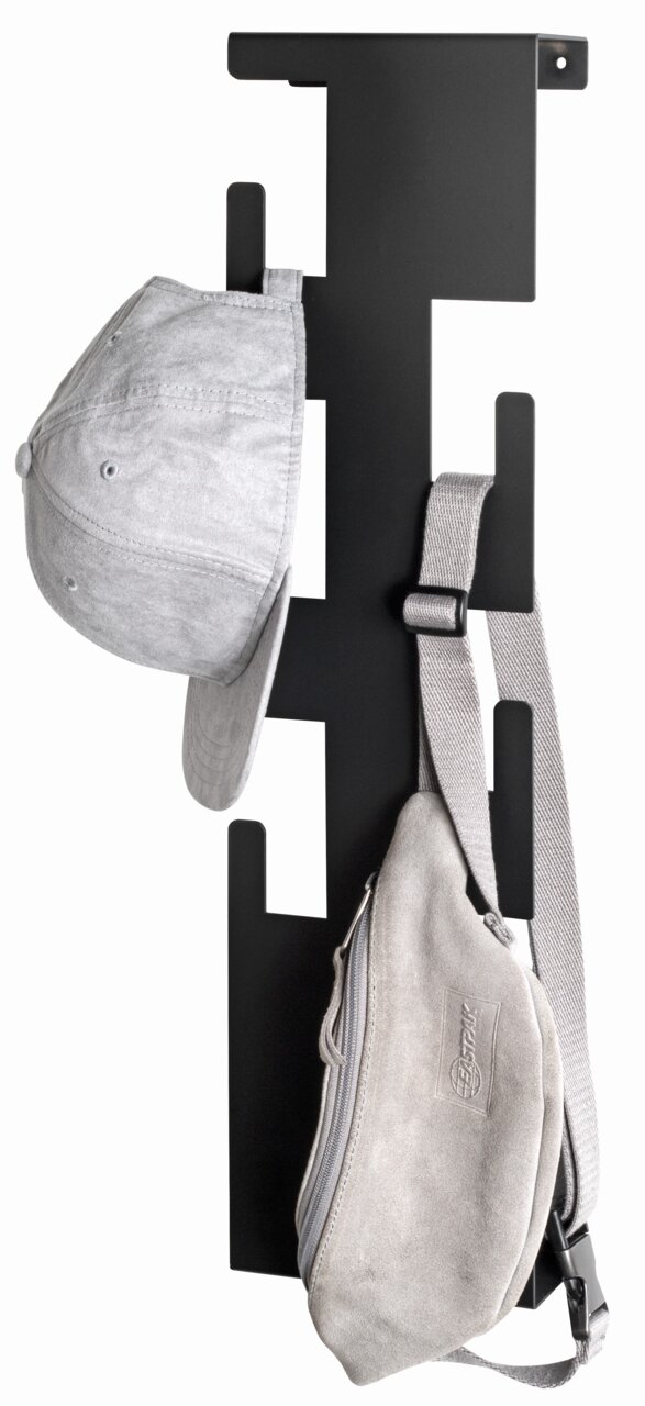 Schwarze Wandgarderobe mit Haken, darauf eine graue Kappe und eine graue Umhängetasche, seitliche Perspektive