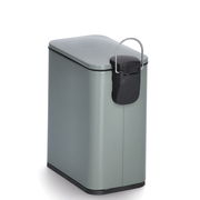 Grauer Treteimer mit 5 Litern Fassungsvermögen, Soft-Close-Mechanismus, seitliche Perspektive