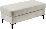 Beige, rechthoekige poef met stoffen bekleding en zwarte metalen poten, vrijstaand tegen een witte achtergrond, perspectivisch aanzicht schuin van voren en van bovenaf