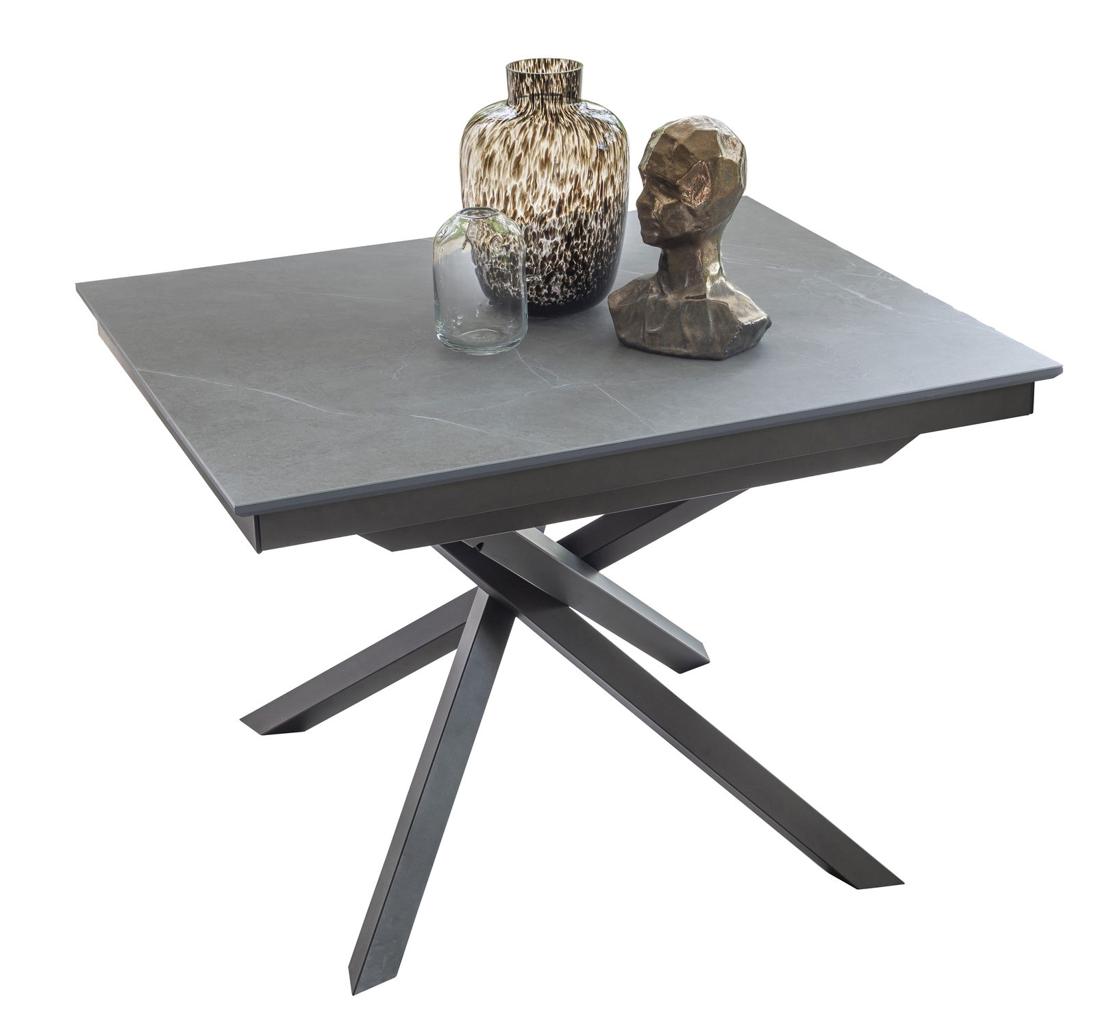 Moderner Esstisch TOKYO mit grauer Tischplatte und gekreuztem Metallgestell, dekoriert mit Vasen und einer Skulptur, seitliche Perspektive.