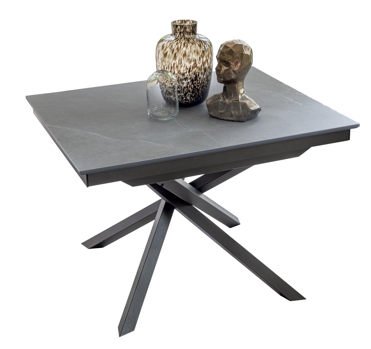 Moderner Esstisch TOKYO mit grauer Tischplatte und gekreuztem Metallgestell, dekoriert mit Vasen und einer Skulptur, seitliche Perspektive.