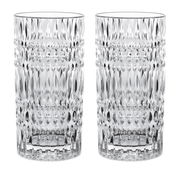 Zwei hohe, verzierte Gläser aus klarem Glas, frontal fotografiert.