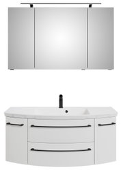 Moderne Badkombination bestehend aus einem dreiteiligen Spiegelschrank und einem Waschtisch mit schwarzen Griffen, Frontalansicht.