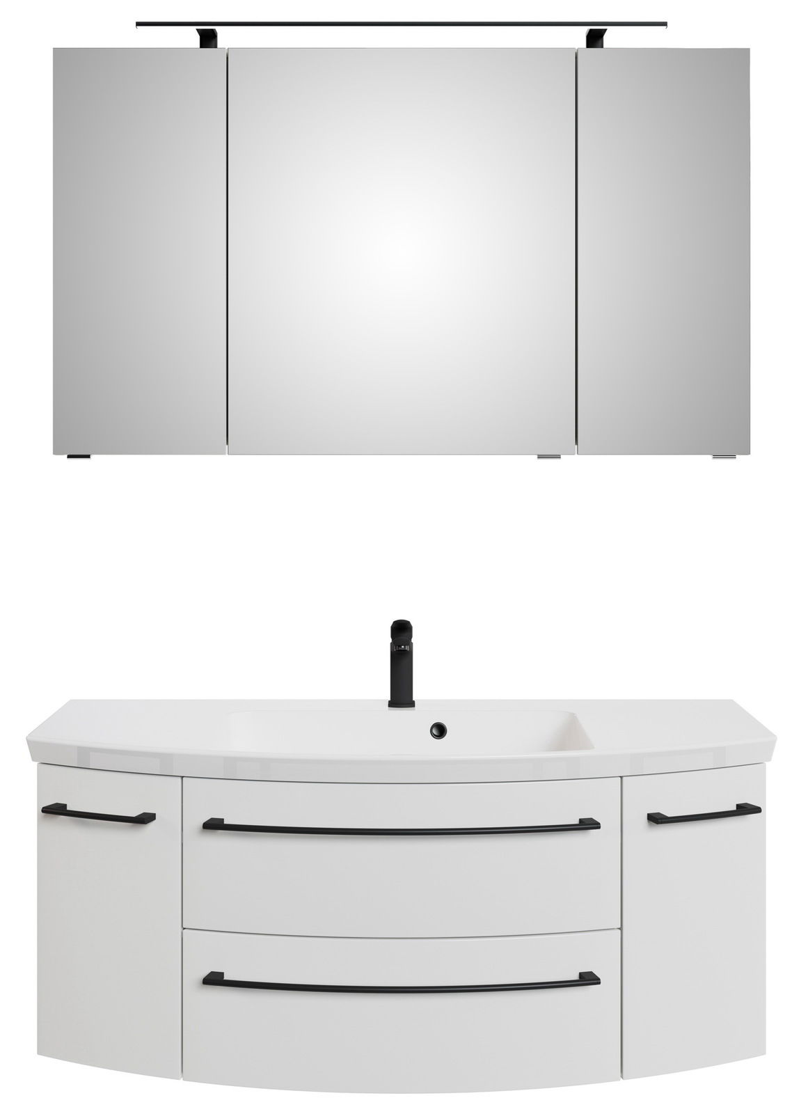 Moderne Badkombination bestehend aus einem dreiteiligen Spiegelschrank und einem Waschtisch mit schwarzen Griffen, Frontalansicht.