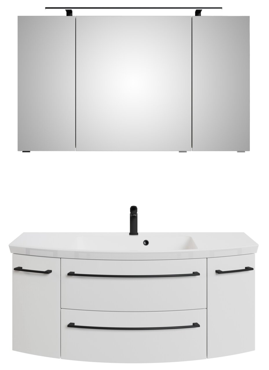 Sadena Badkamercombinatie, 3-delig PLAKA Moderne badkamercombinatie bestaande uit een driedelige spiegelkast en een wastafel met zwarte handgrepen, gezien van voren.