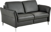 Dunkelgraues 2-Sitzer-Ledersofa mit breiten Armlehnen, gepolsterten Rücken- und Sitzkissen sowie schlanken Metallfüßen, gezeigt in schräger Vorderansicht von links
