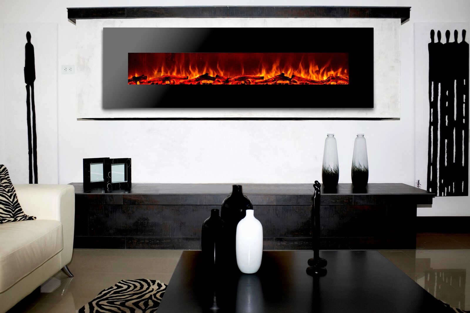 Moderner Elektrokamin in einem stilvoll eingerichteten Wohnzimmer, frontal betrachtet.