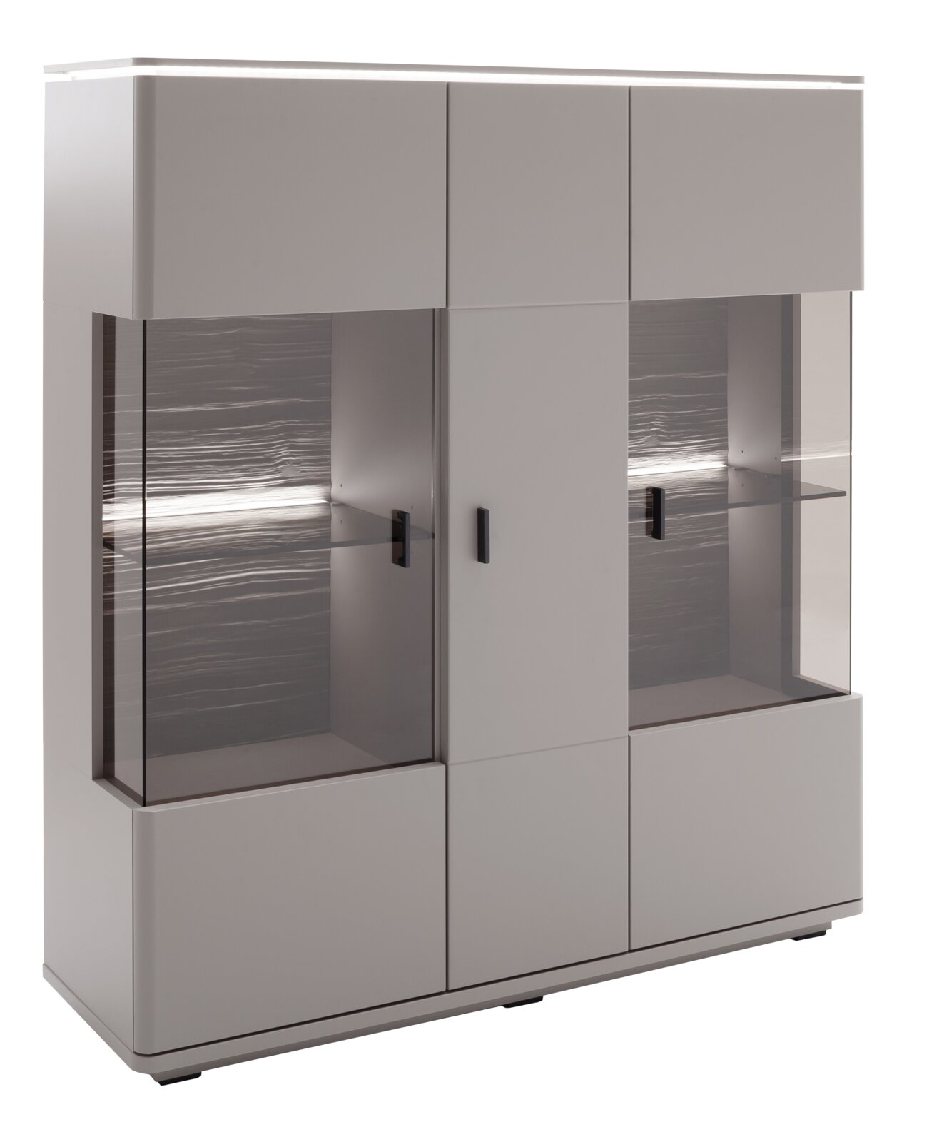 Moderne graue Vitrine/Highboard mit Glasfronten, schwarzen Griffen und integrierter LED-Beleuchtung, gezeigt in leichter Frontansicht (3/4-Perspektive) vor weißem Hintergrund
